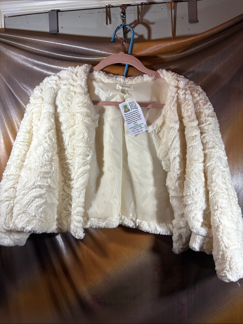Tacera off white shrug 3x. F3